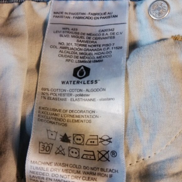 Signature Levi Strauss Jeans Womens Blue Mid Rise Capri Jeans Pants 32x22 Actual - Picture 9 of 9